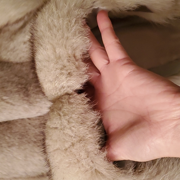 Fox Fur Saga Vest - Picture 11 of 16